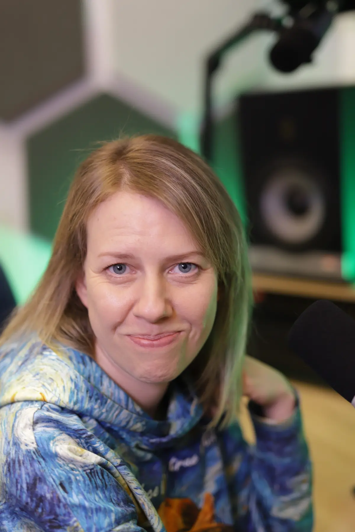 Małgorzata Ratyńska przy mikrofonie w studiu